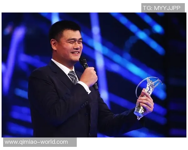 姚明颁奖时的灿烂笑容展现了运动员的风采与坚持的精神 姚明颁奖时的灿烂笑容展现了运动员的风采与坚持的精神